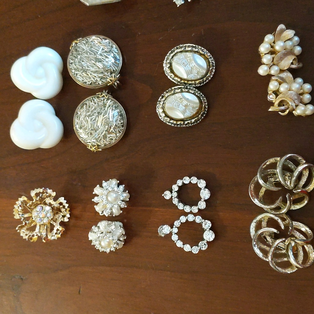 Vintage Lot of 13 Sets of Earrings. Silver and Gold 🎶